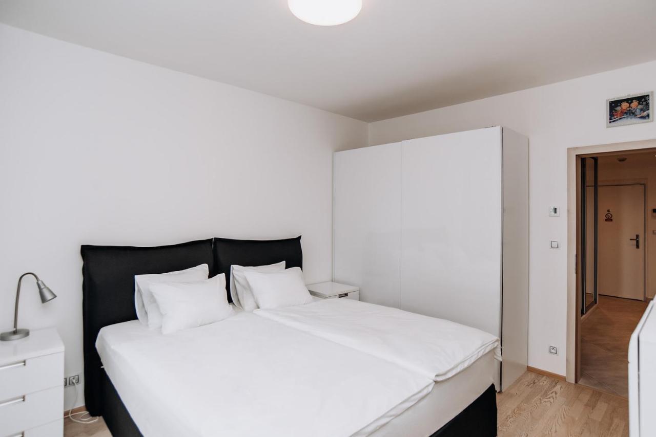 Garden Towers Apartment Прага Екстериор снимка