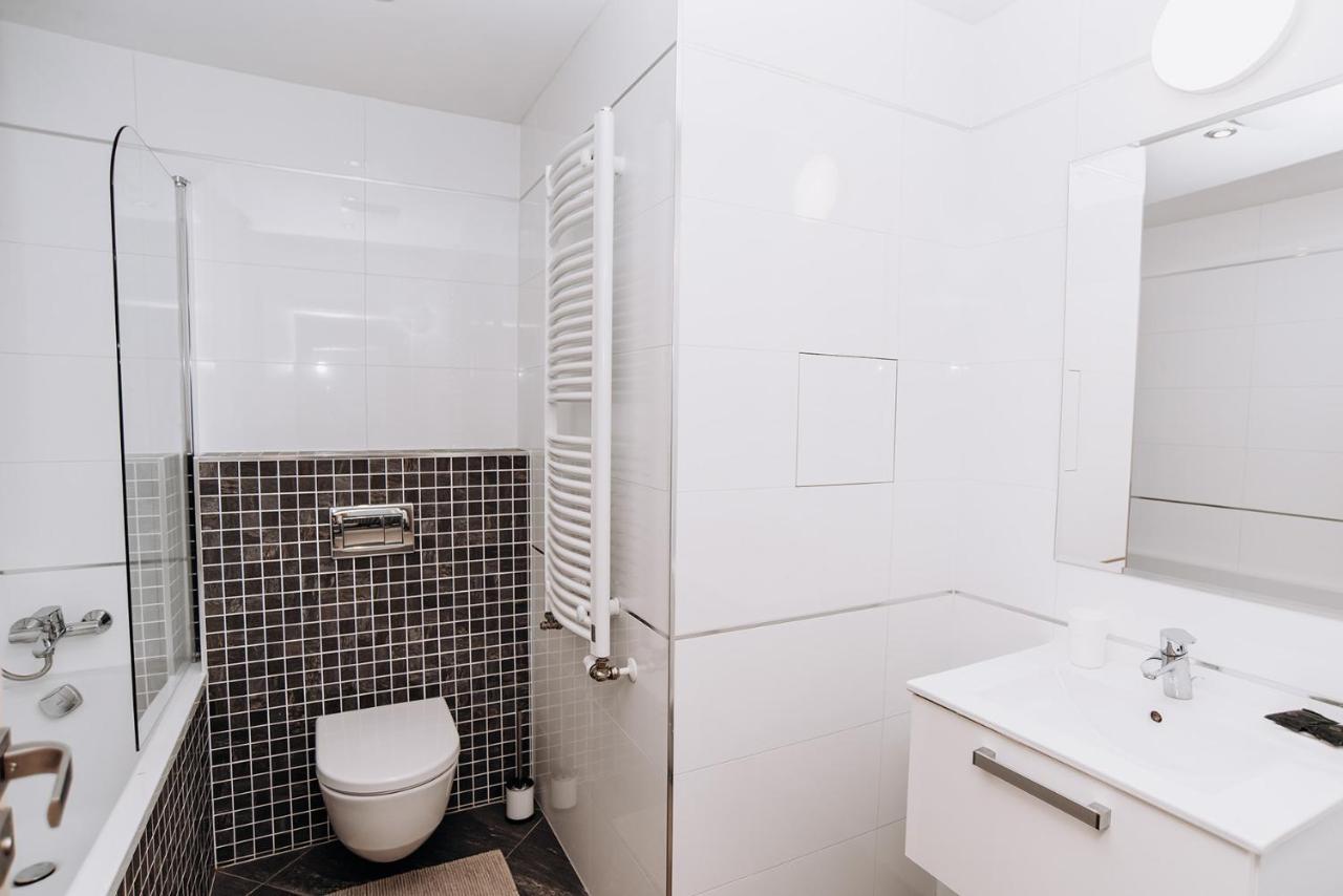 Garden Towers Apartment Прага Екстериор снимка