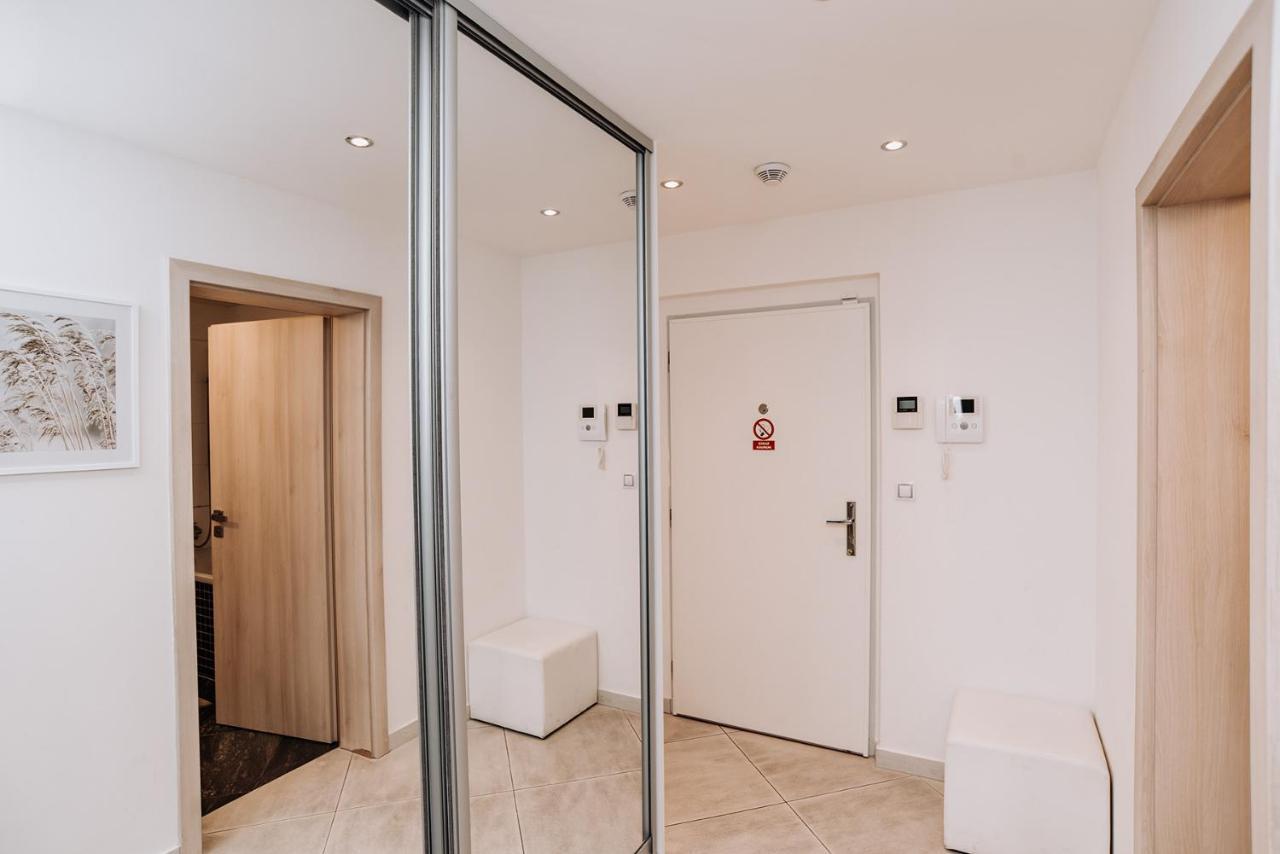 Garden Towers Apartment Прага Екстериор снимка