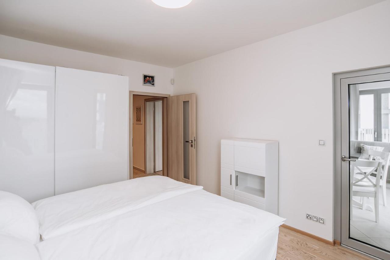 Garden Towers Apartment Прага Екстериор снимка