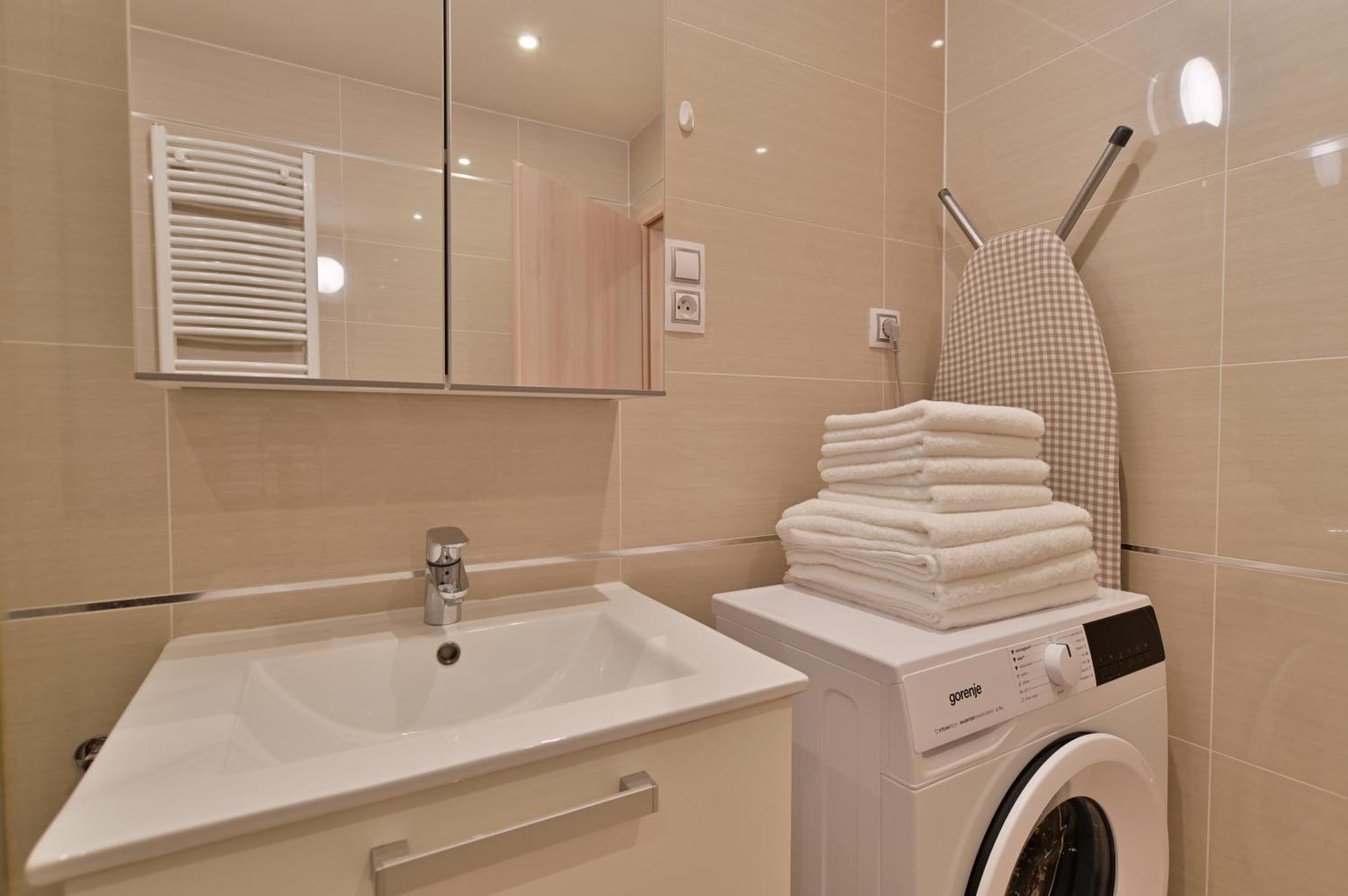Garden Towers Apartment Прага Екстериор снимка