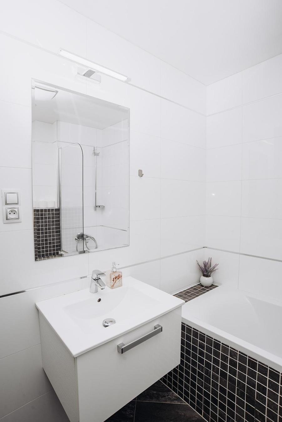 Garden Towers Apartment Прага Екстериор снимка