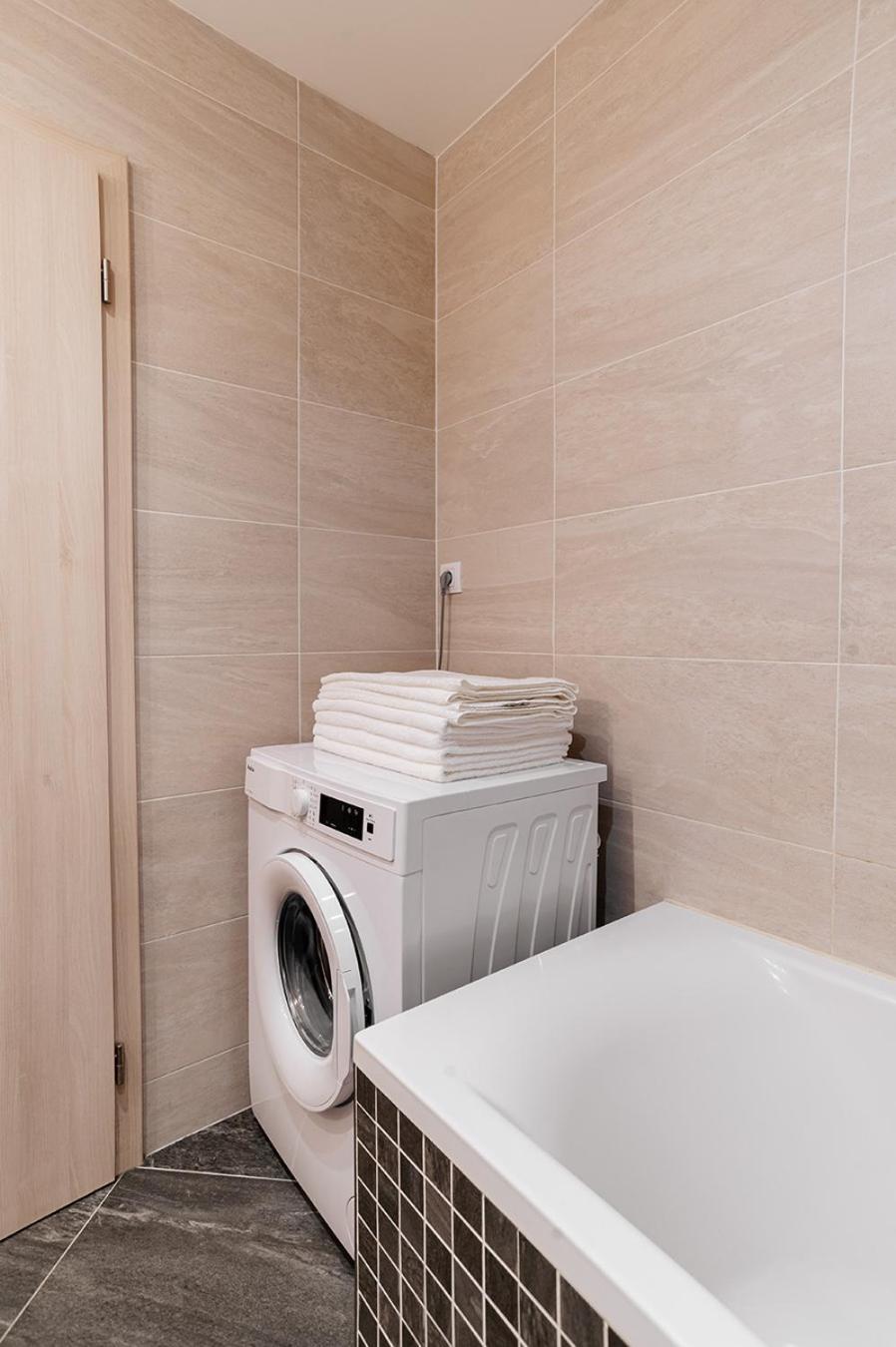 Garden Towers Apartment Прага Екстериор снимка